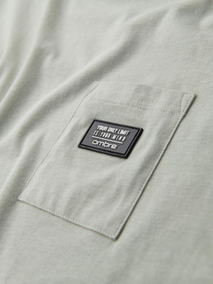 Casualowy męski t-shirt z naszywką na kieszeni – jasnoszary V2 OM-TSCT-0109