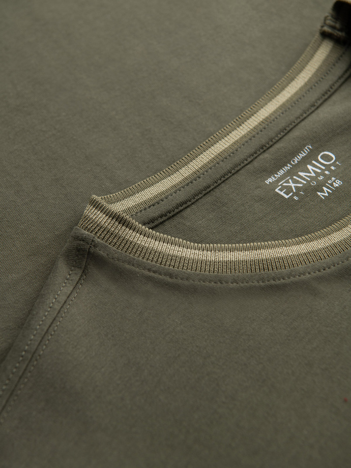 Bawełniany męski longsleeve z dekoltem U w paski i haftem – oliwkowy V1 OM-LSCL-0128
