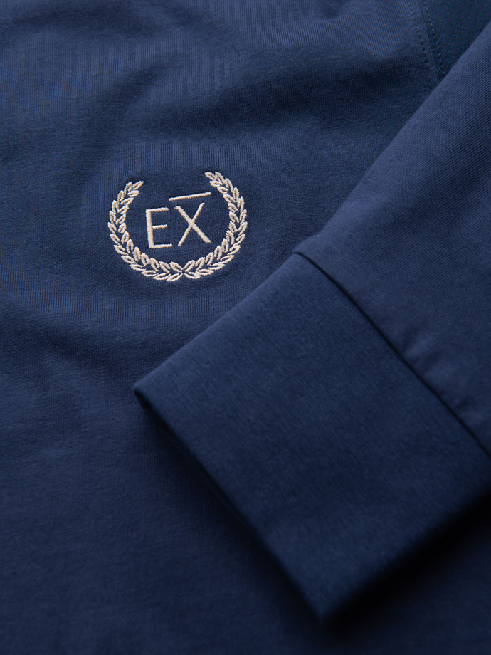 Męski bawełniany longsleeve z dekoltem U w paski i haftem – ciemnoniebieski V3 OM-LSCL-0128