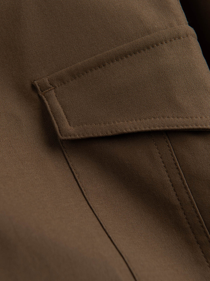 Spodnie męskie materiałowe REGULAR z kieszeniami cargo - oliwkowe V2 OM-PACG-0178