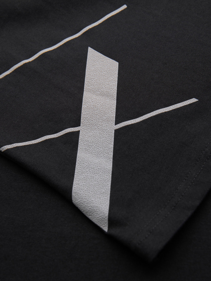 Męska koszulka z bawełnianego jerseyu z dużym bocznym napisem – czarna V1 OM-TSPT-0213