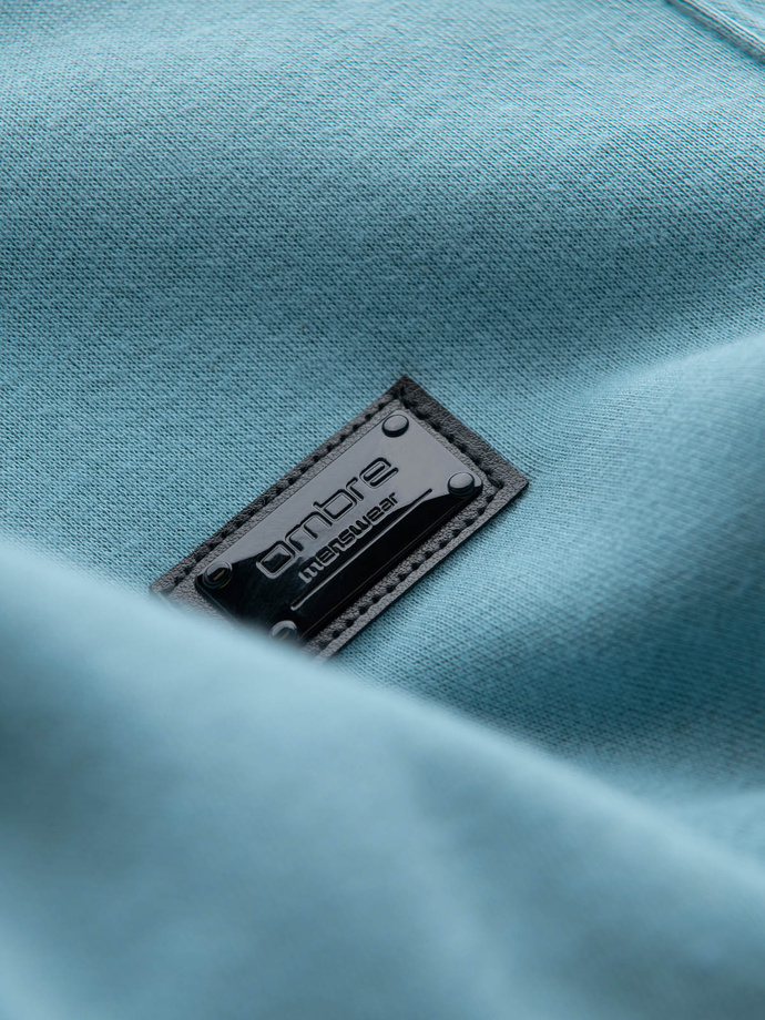 Męska dresowa bluza kangurka z kapturem i metalowym pinem – błękitna V4 OM-SSNZ-0141