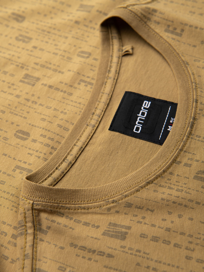 Koszulka bawełniana z nadrukiem i okrągłym dekoltem – ciemnooliwkowa V3 OM-TSFP-0225