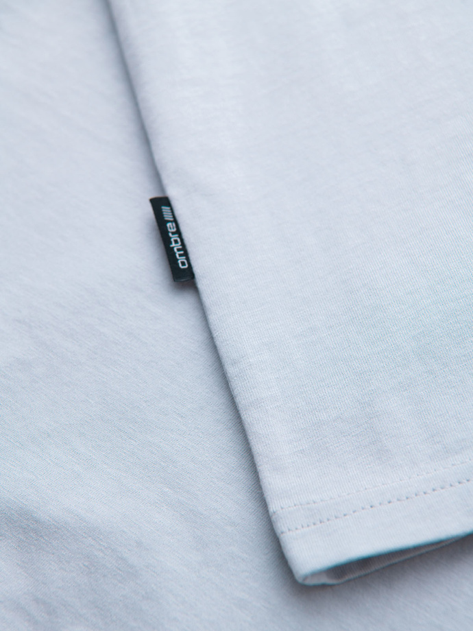 Klasyczna męska bawełniana koszulka z dekoltem w serek BASIC – jasnoszara V23 OM-TSBS-0237