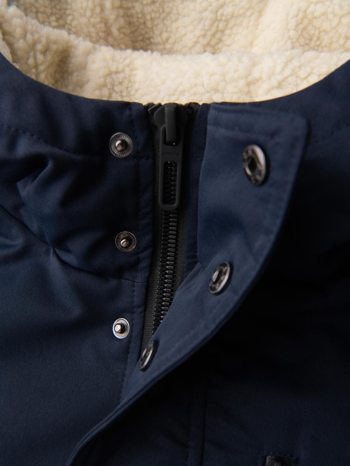 Długa męska kurtka parka z kożuszkiem – granatowa V2 OM-JAPJ-0316