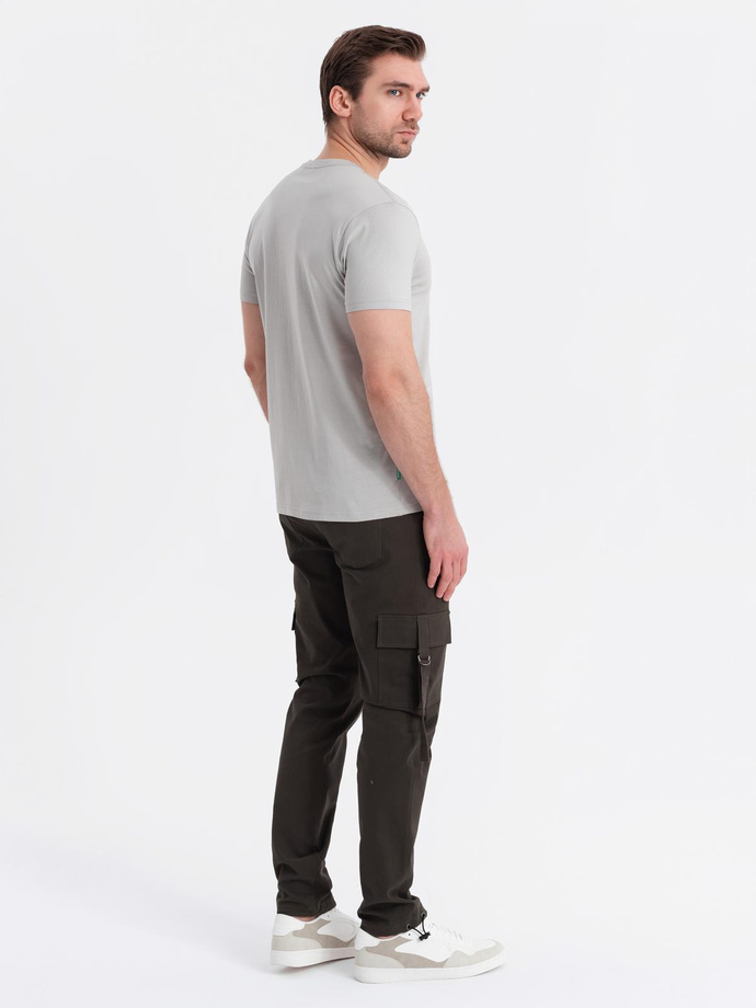 Męski bawełniany t-shirt z zieloną naszywką na piersi – jasnoszary V2 OM-TSCT-0151