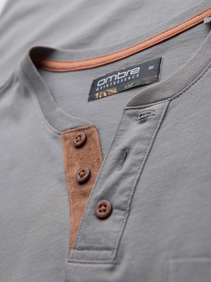 Męski t-shirt z dekoltem na guziki i zamszowym wykończeniem – szary V3 OM-TSCT-0206