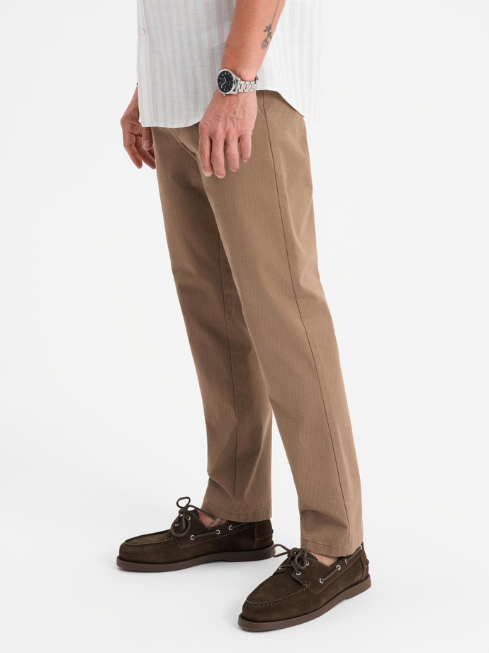 Męskie spodnie chino REGULAR FIT z delikatną strukturą – ciemnobeżowe V2  OM-PACP-0184