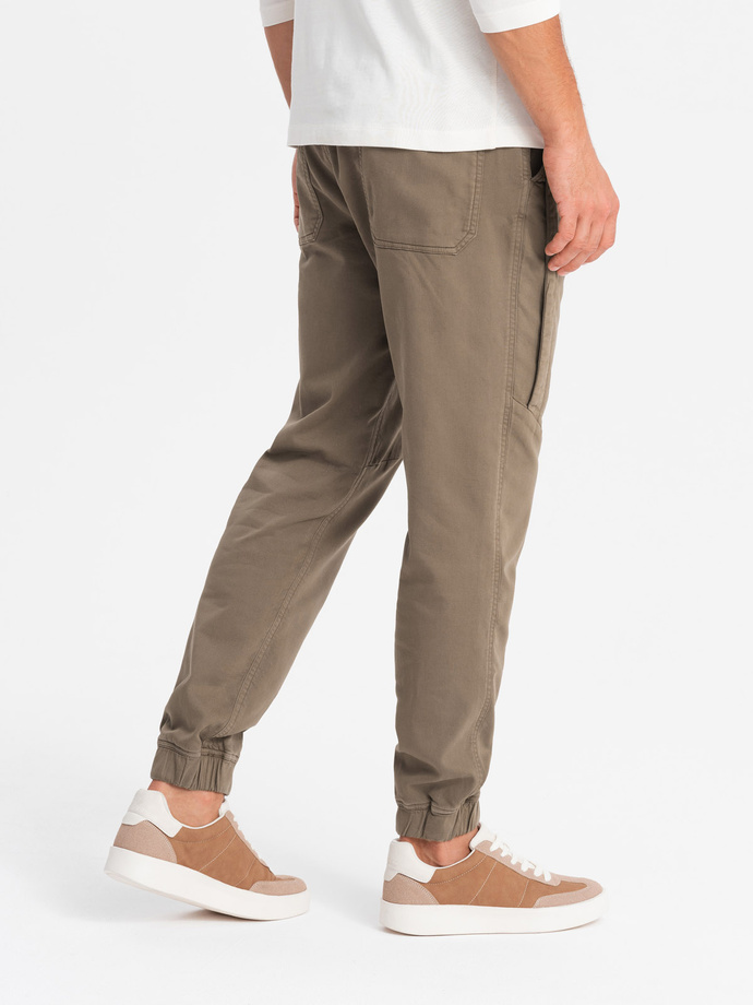 Dzianinowe męskie spodnie joggery z ozdobną plisą – ciemnobrązowe V2 OM-PAJO-0202