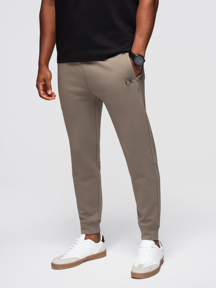 Spodnie dresowe męskie ze ściągaczami w nogawkach i gumowym nadrukiem – popielate V3 OM-PASK-0223