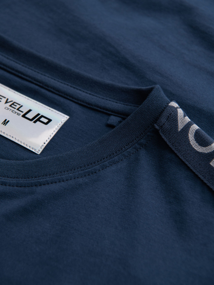 Bawełniany longsleeve męski U-neck z lampasami i nadrukiem na piersi – ciemnoniebieski V1 OM-LSCL-0127