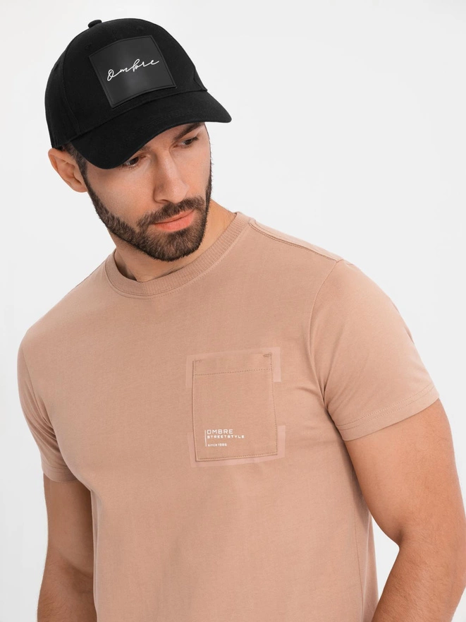 Bawełniany męski t-shirt z nadrukiem na kieszonce – jasnobrązowy V7 OM-TSPT-0154