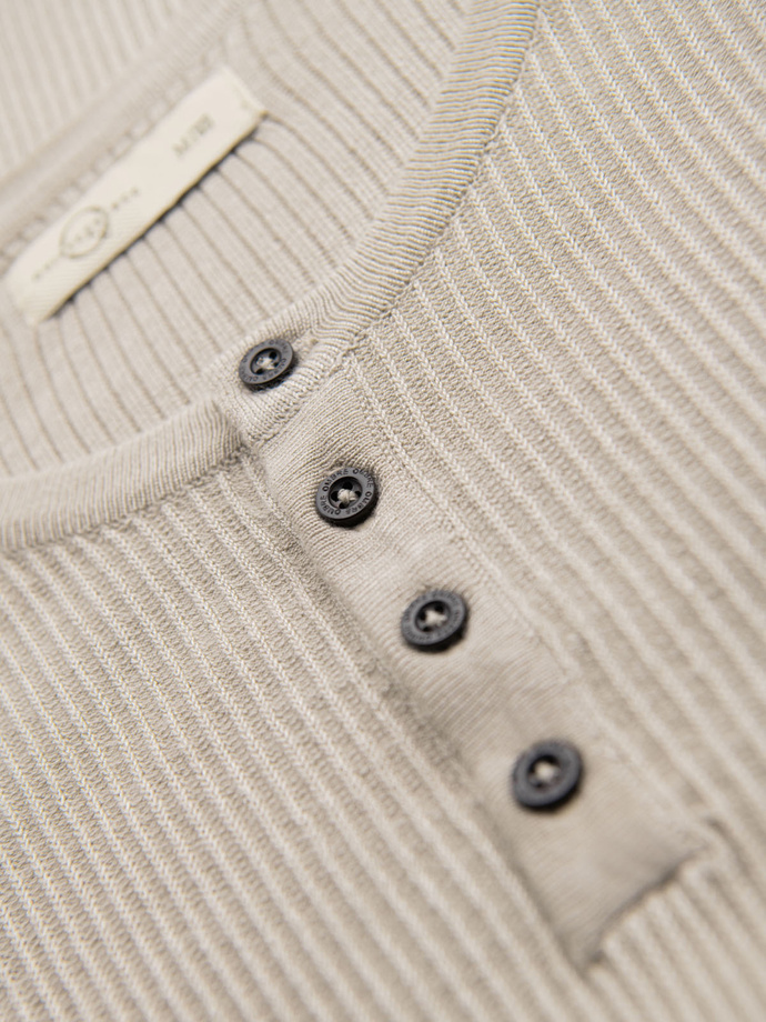 Męski t-shirt dzianinowy z guzikami przy dekolcie – jasnoszary V3 OM-TSCT-0254