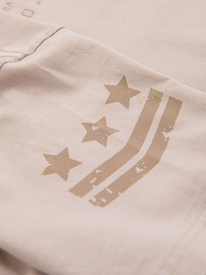 Męska bawełniana koszulka z nadrukiem w militarnym stylu – beżowa V1 OM-TSWT-0202