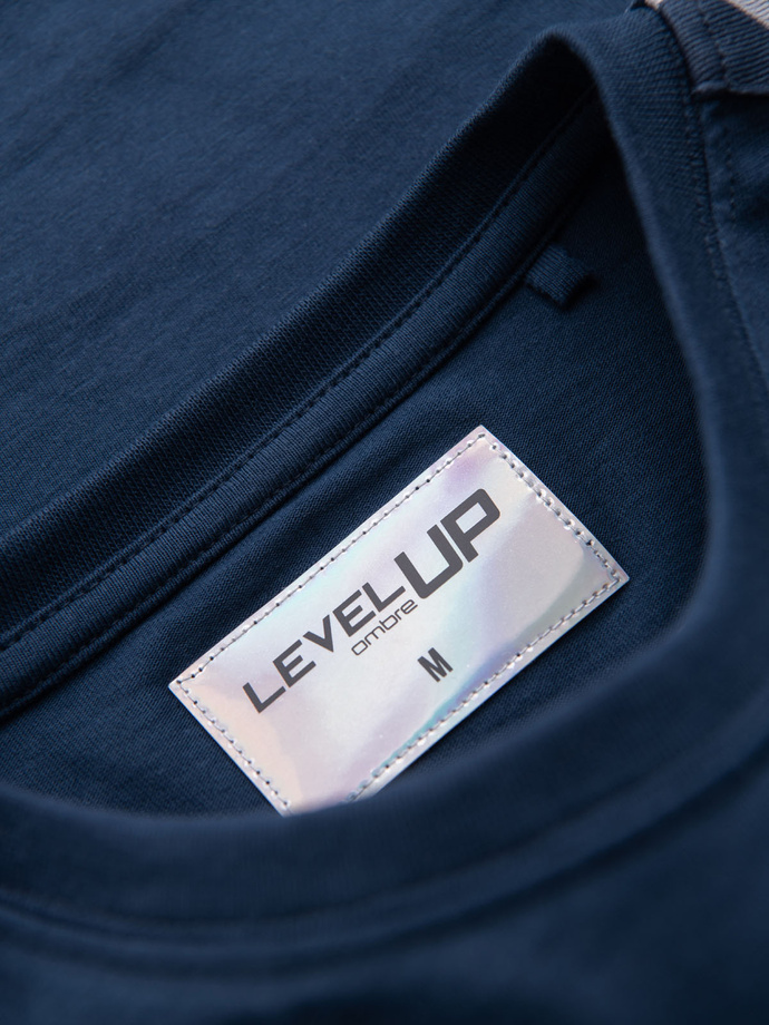 Bawełniany longsleeve męski U-neck z lampasami i nadrukiem na piersi – ciemnoniebieski V1 OM-LSCL-0127