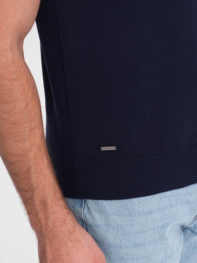 Koszulka męska polo z miękkiej dzianiny z kontrastowymi pasami - granatowa V2 OM-POSS-0118