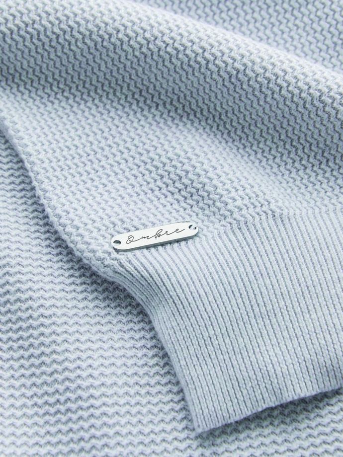 Melanżowy sweter męski ze strukturalnej dzianiny – błękitny V2 OM-SWSW-0142