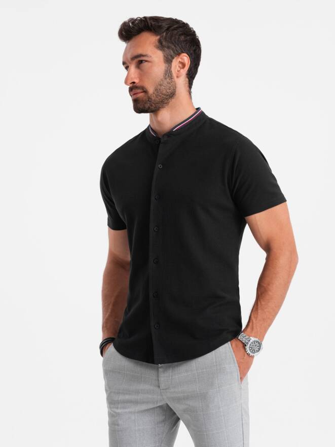 Męska koszula dzianinowa z krótkim rękawem i kolorową stójką – czarna V4 OM-SHSS-0101