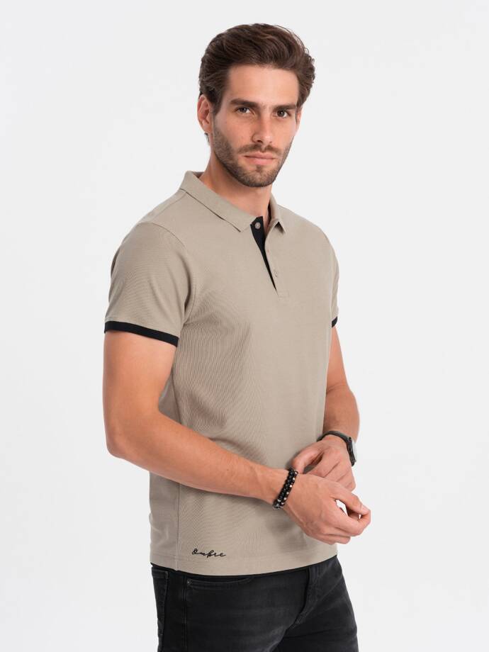 Bawełniana koszulka męska polo z kontrastowymi wykończeniami – ciemnobeżowa V5 OM-POSS-0113
