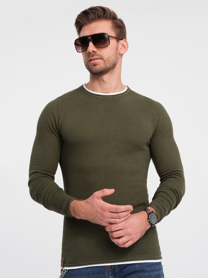 Bawełniany sweter męski z okrągłym dekoltem - ciemnooliwkowy V7 OM-SWSW-0103