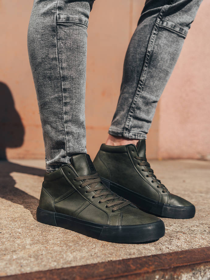 Buty męskie sneakersy za kostkę z kontrastową podeszwą - ciemnooliwkowe V7 OM-FOTH-0124