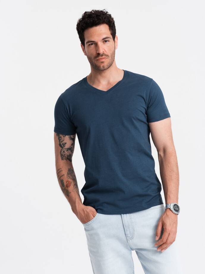 Klasyczna męska bawełniana koszulka z dekoltem w serek BASIC – ciemnoniebieska V13 OM-TSBS-0145