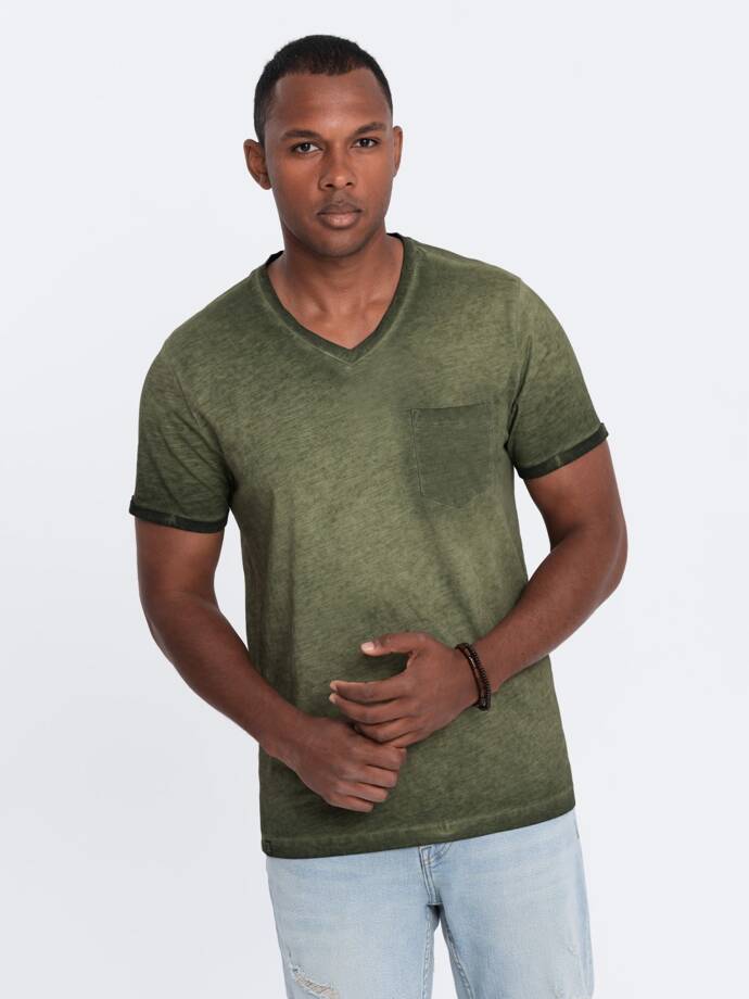 Męski t-shirt V-neck o pręgowanej strukturze z kieszonką – oliwkowy V9 OM-TSCT-22SS-002