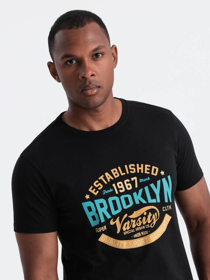 T-shirt męski bawełniany z nadrukiem collegowym - czarna V1 OM-TSPT-0163